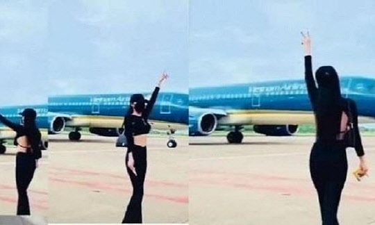 푸꾸옥 공항 활주로에서 춤을 추는 한 여성.<VN익스프레스 사이트 캡처>